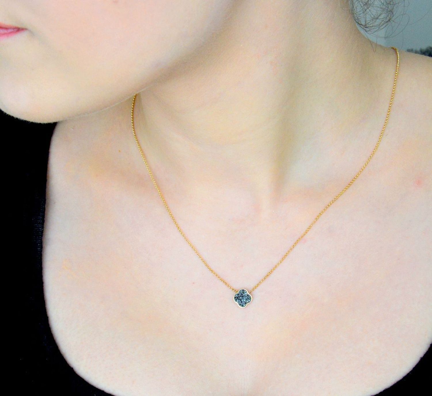 Złoty naszyjnik damski koniczyna z czarnymi diamentami 585 N10163 Y G BD Zawieszka posiada 41 czarnych brylantów wielkości 0,09 ct, czystości SI oraz barwie H. 1.jpg